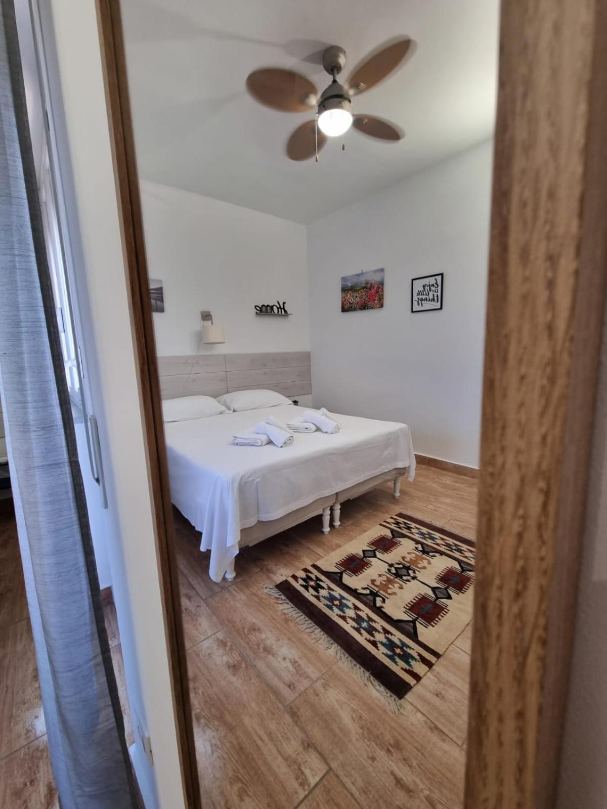 House & Free Parking By Perry-holiday Appartement