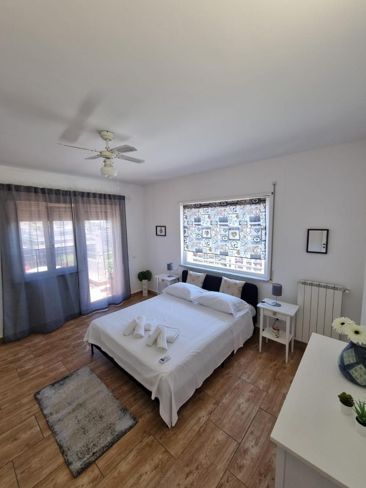 House & Free Parking By Perry-holiday Appartement
